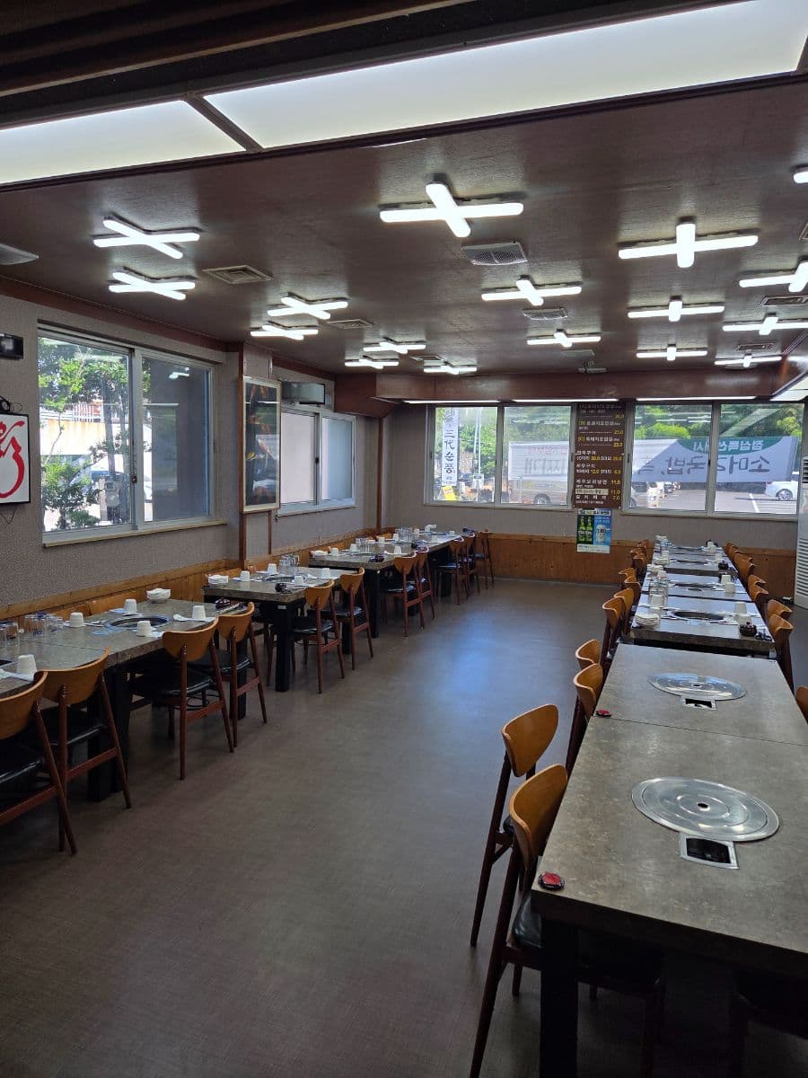20 Years Dedicated to Jeju Black Pork: ‘Heukdwaeji-ga Itneun Punggyeong’ Unveils New Gastronomic Horizons with Bokbunja Aging