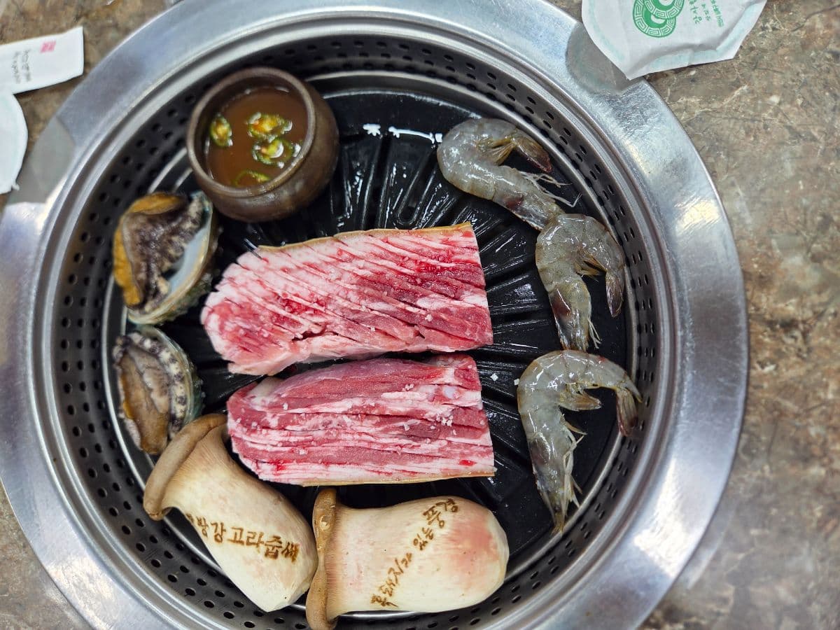 20 Years Dedicated to Jeju Black Pork: ‘Heukdwaeji-ga Itneun Punggyeong’ Unveils New Gastronomic Horizons with Bokbunja Aging — photo 4